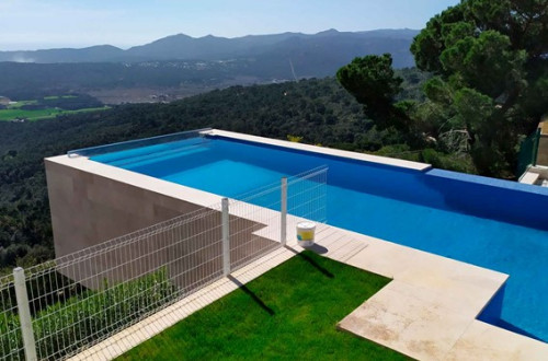 Revestimiento de piscina con mármol